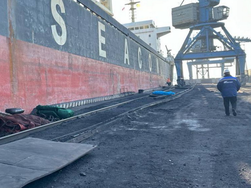 В Приморье по требованию транспортного прокурора территория торгового порта очищена от угольной пыли.