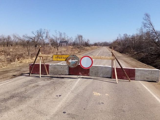 Переливы образовались на двух участках приморских дорог.