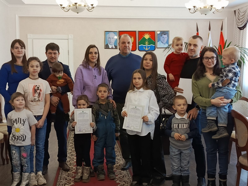 Сегодня глава Хасанского округа Иван Степанов вручил пяти хасанским семьям жилищные сертификаты..