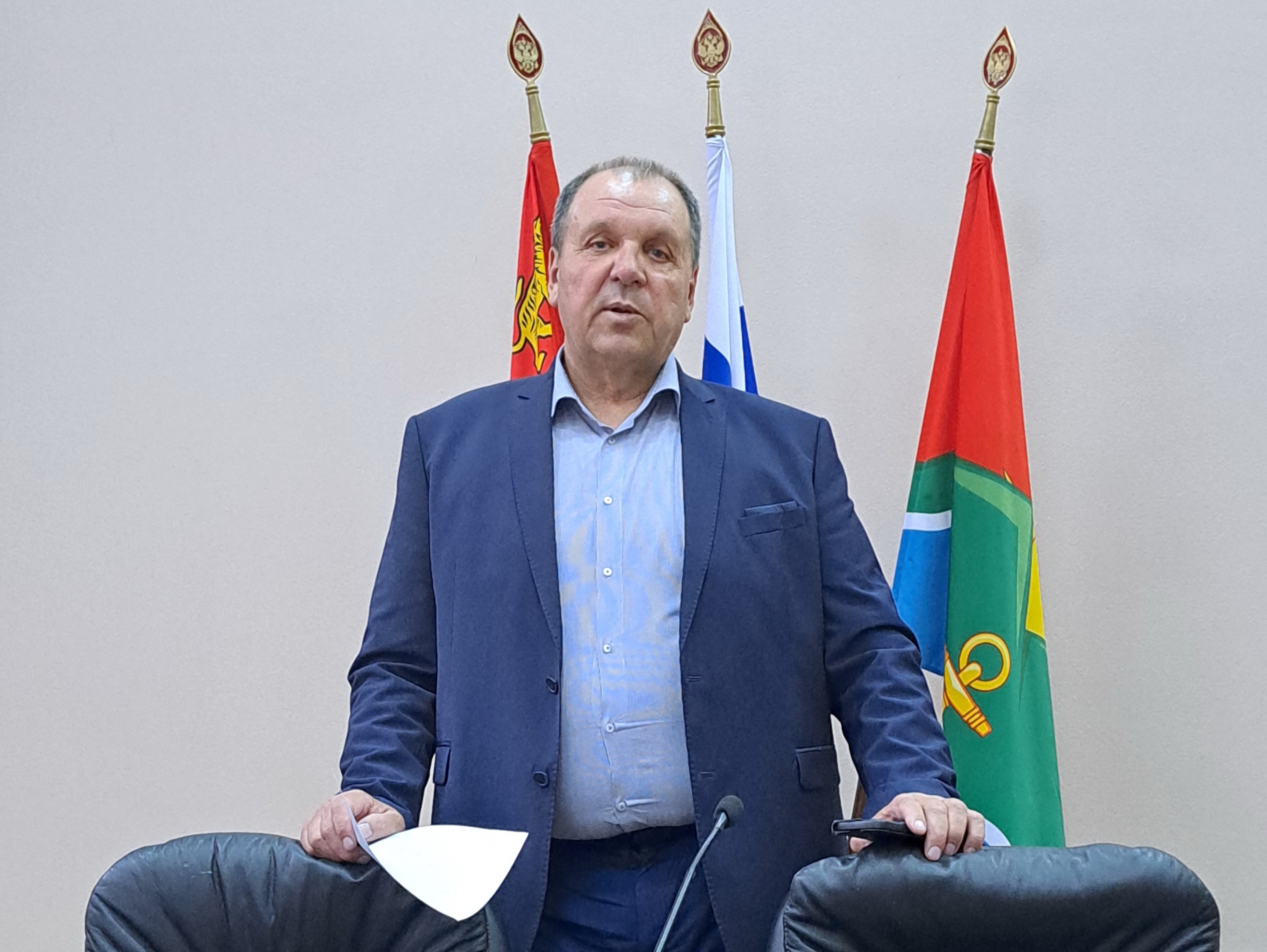 Глава округа Иван Степанов открыл заседание трехсторонней комиссии.