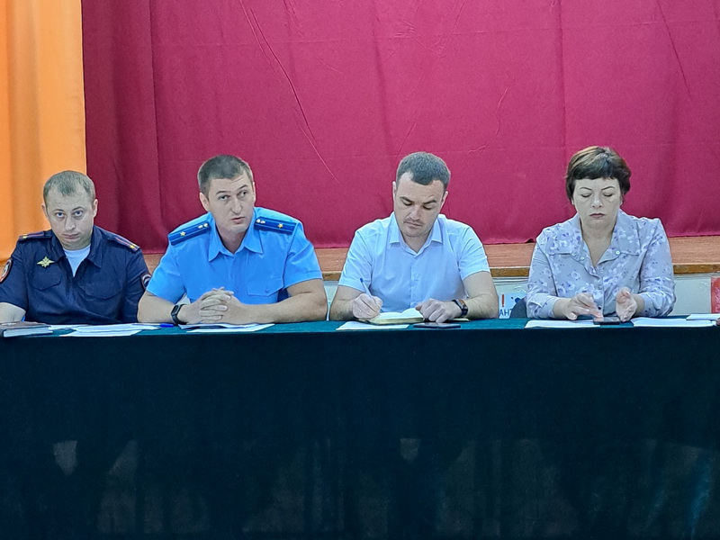 В Славянке состоялась расширенная комиссия по делам несовершеннолетних.