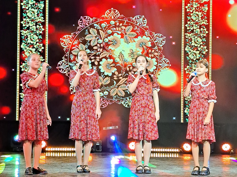 В Славянке прошел 15-й окружной фестиваль песни «Палитра вокала», посвященный Дню матери.