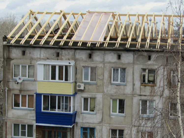 Завершается капитальный ремонт крыш многоквартирных домов округа.