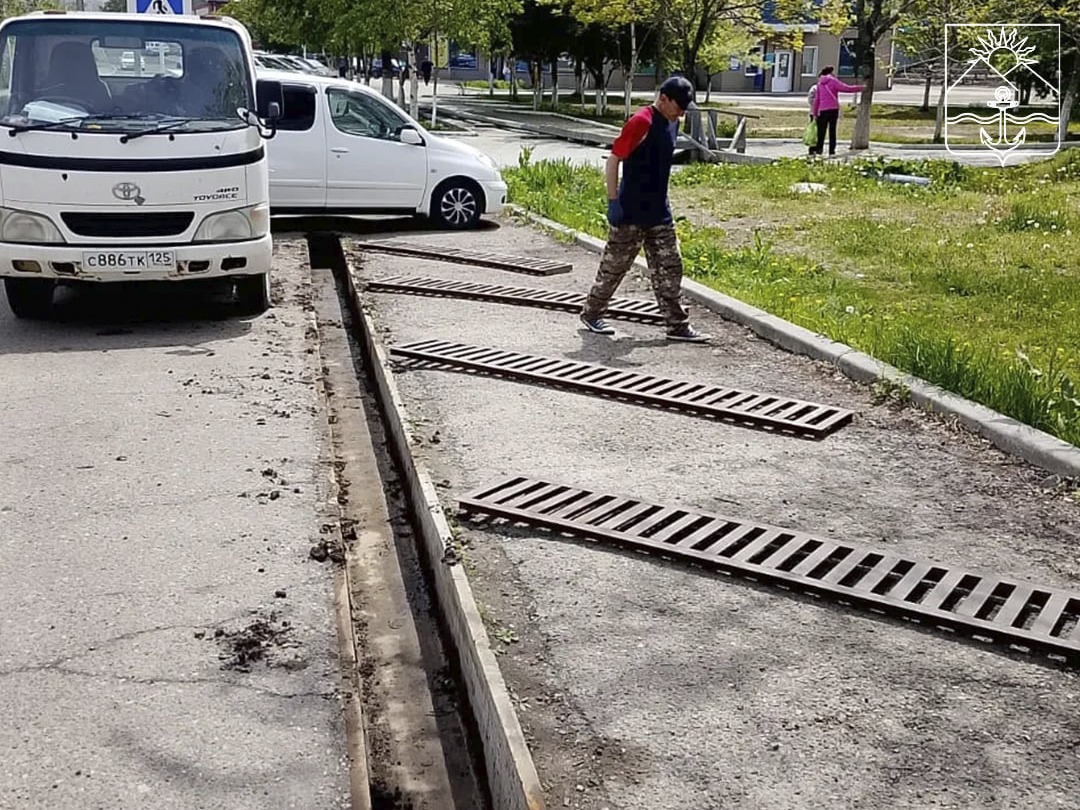 Приводят в порядок ливневки.