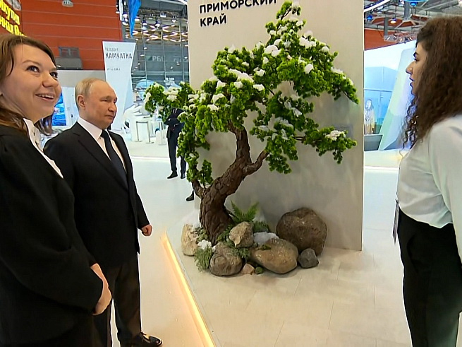 Владимир Путин посетил павильон Приморья на выставке «Россия», сообщает www.primorsky.ru.