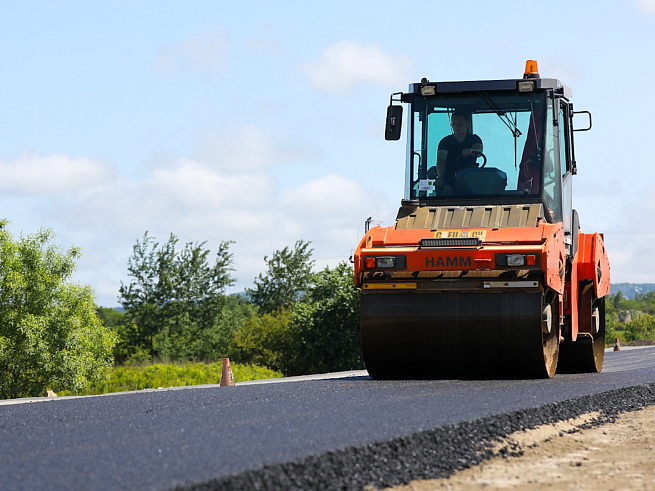 Более 400 километров приморских дорог отремонтировано за пять лет по нацпроекту, сообщает www.primorsky.ru.