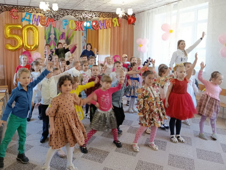 50 лет отметил детский сад "Светлячок" Славянки.