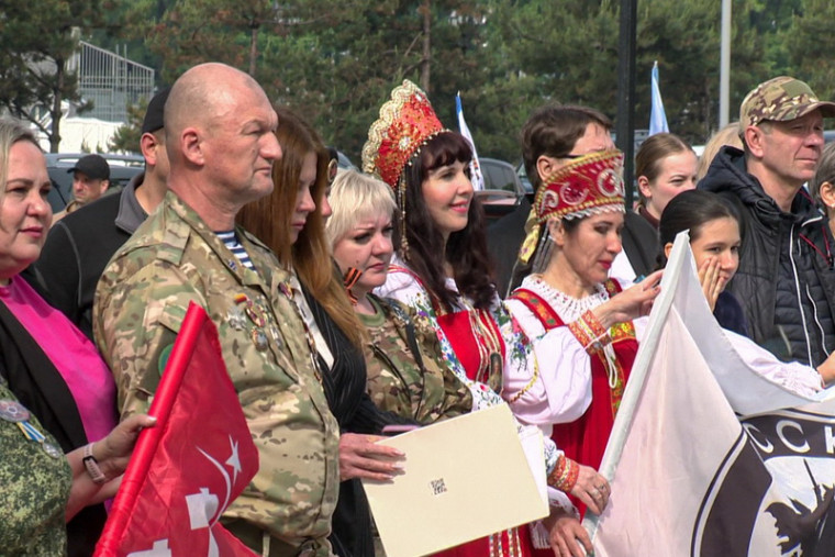 «Сила в единстве»: фуру с гуманитарной помощью доставят из Владивостока в Курск участники автопробега. «Сила в единстве»: фуру с гуманитарной помощью доставят из Владивостока в Курск участники автопробега.