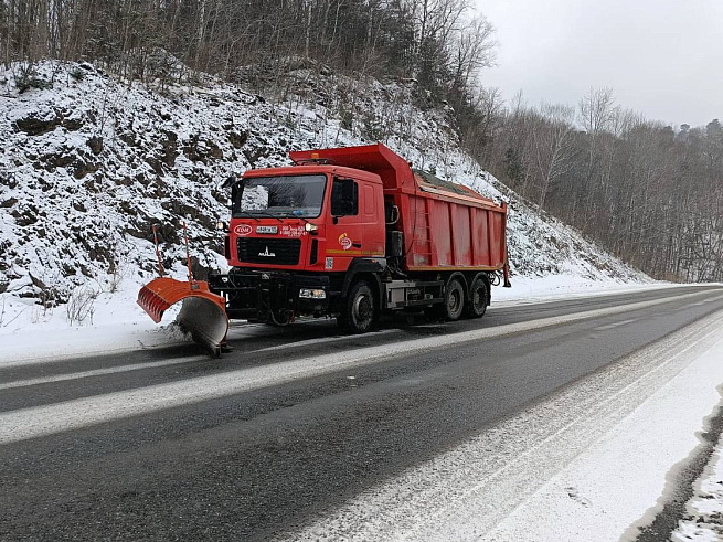 Дорожные службы готовы к зимним ударам стихии в Приморье, сообщает www.primorsky.ru.