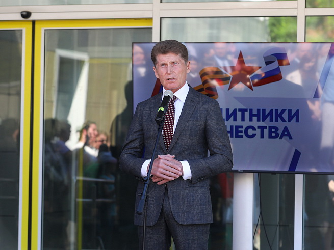 Губернатор Олег Кожемяко открыл приморский филиал госфонда «Защитники Отечества», сообщает www.primorsky.ru. Губернатор Олег Кожемяко открыл приморский филиал госфонда «Защитники Отечества», сообщает www.primorsky.ru.