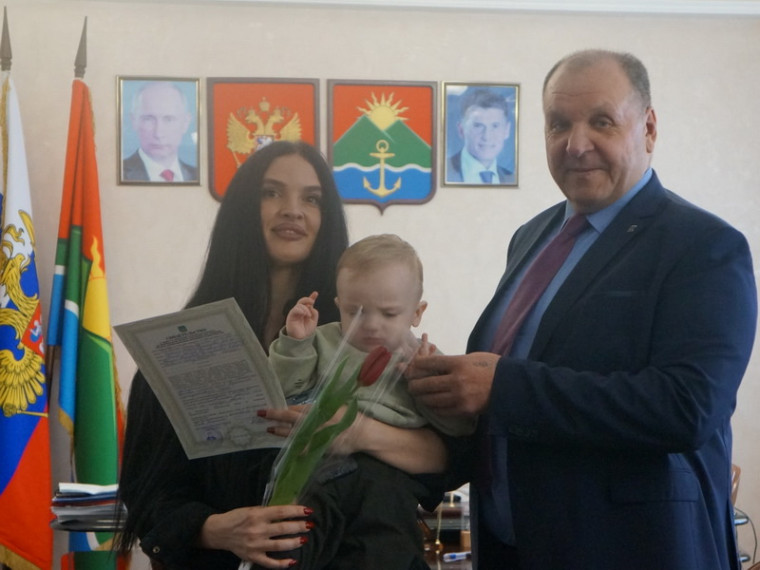 Глава округа вручил хасанским семьям жилищные сертификаты.