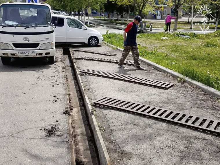 Приводят в порядок ливневки.