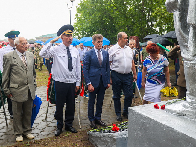 Олег Кожемяко почтил память героев Хасанских событий, сообщает www.primorsky.ru. Олег Кожемяко почтил память героев Хасанских событий, сообщает www.primorsky.ru.