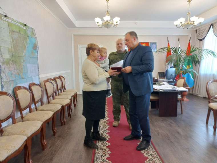 Глава Хасанского округа Иван Степанов вручил медаль "За храбрость".